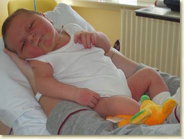 20040920-04 Close up bij mama op schoot